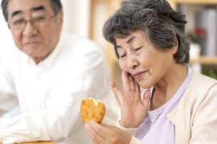 入れ歯が痛いのはなぜ？原因・対処法・歯科医院でできる改善方法をわかりやすく解説